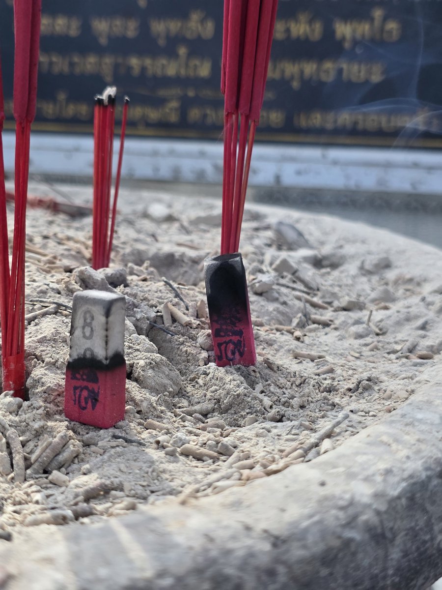 asahiismysun's tweet image. จะไปไหว้วันจันทร์นี้ ใครสนใจฝากทำบุญ หรือฝากไหว้ท้าวเวสสุวรรณแบบซื้อพานทักมาได้ค่ะ พานละ79บาท (มีพวงมาลัยแดงยาว1พวง ผ้าแดงเขียนชื่อ น้ำแดง น้ำมันตะเกียง ธูปเทียน ธูปตัวเลขเราจุดส่งแยกให้) เราไปไหว้เอง หรืออยากสอบถามDmมาได้ค่ะ