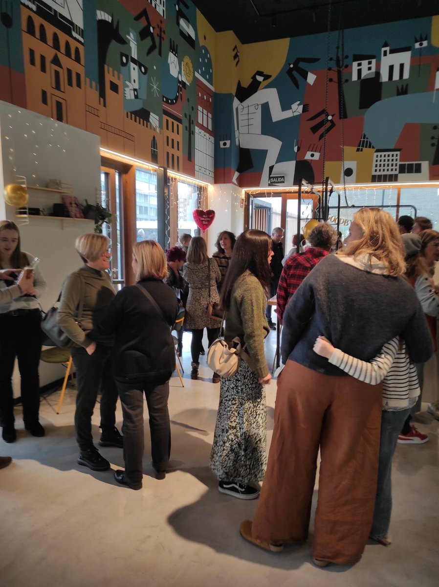 Gaur, lagun eta lankide maitearen erretiro omenaldian. Elena de Lorenzo, erizain, irakasle eta pertsona bikaina. Hoy, con compañeros/as de la Escuela de Enfermería de Álava, en el retiro de Elena de Lorenzo, referente para personal sanitario y alumnado ¡Gracias Elena por todo!