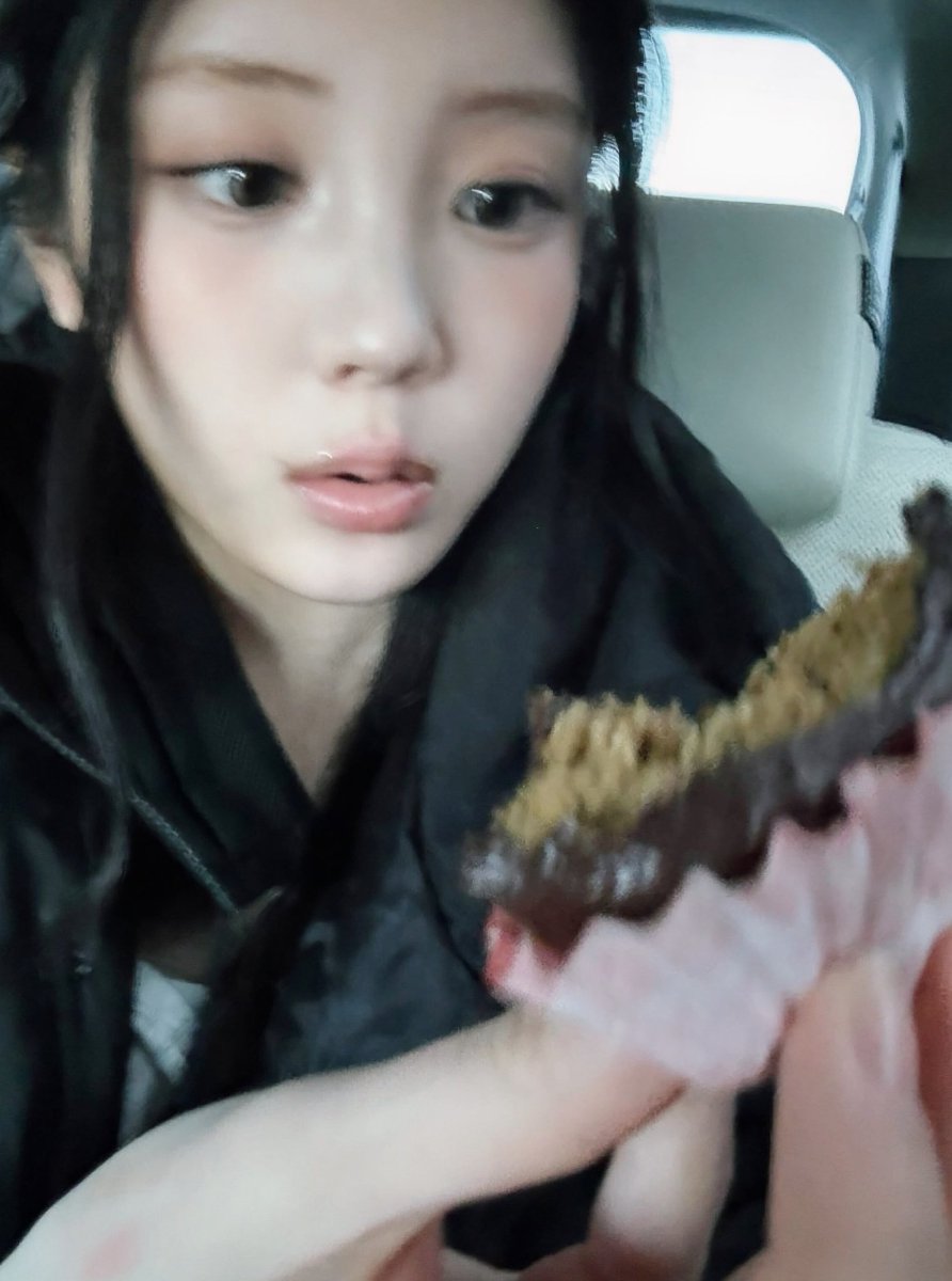 wonvhee's tweet image. 𝑂𝘩—𝑤𝘩𝑎𝑡 𝑎 𝑐𝘩𝑎𝑟𝑚𝑖𝑛𝑔 𝑙𝑖𝑡𝑡𝑙𝑒 𝑜𝑛𝑒… 𝑡𝑜𝑜 𝑐𝑢𝑡𝑒 𝑡𝑜 𝘩𝑎𝑛𝑑𝑙𝑒. (≧▽≦) 🥯