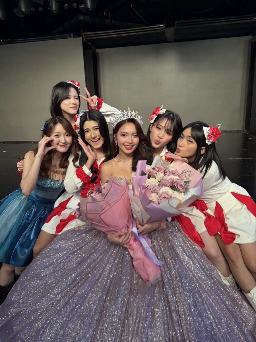 AM_EllaJKT48's tweet photo. Happy graduation CICIKK!! ciii jujur ella seneng dan bahagia banget bisa mendapatkan kehangatan, usaha, dan kasih dari cici selama ini! makasih udha banyak sabar sama aku ya ci 🫰🏻🥹 BENER BENER terima kasih cii!! sukses selalu ciii LOVE GEDE SELALU BUAT CICI 🫰🏻🫶🏻 https://t.co/GEiNbSP2Zh