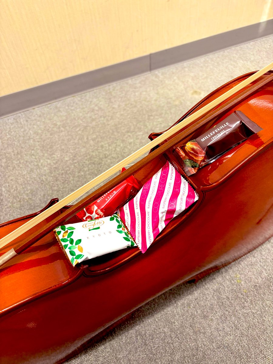 rask_cello's tweet photo. チェロカルテットの年内最終練習でした。
メンバーからお借りして初めて1/2チェロを弾きました。
1/2だけど意外と音量出るのにビックリ😳 指の間隔など新鮮な感覚でした。
久々に4挺揃ってのアンサンブルで楽しく弾けました。
練習後は忘年会🍻 私はお酒はまだ我慢です。
#4Cellos https://t.co/C7l1Ir8yTw