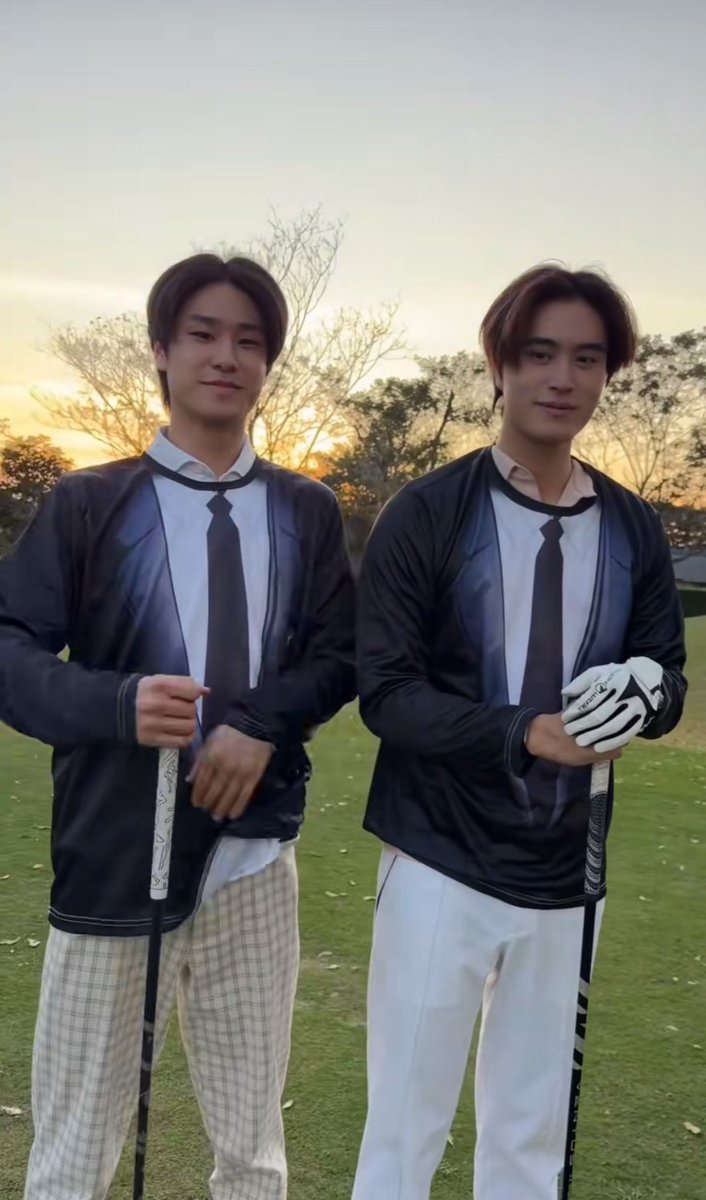 prxxttxz's tweet image. พี่ชาวี พี่จะใส่สูทมาตีกอล์ฟทำไม!!