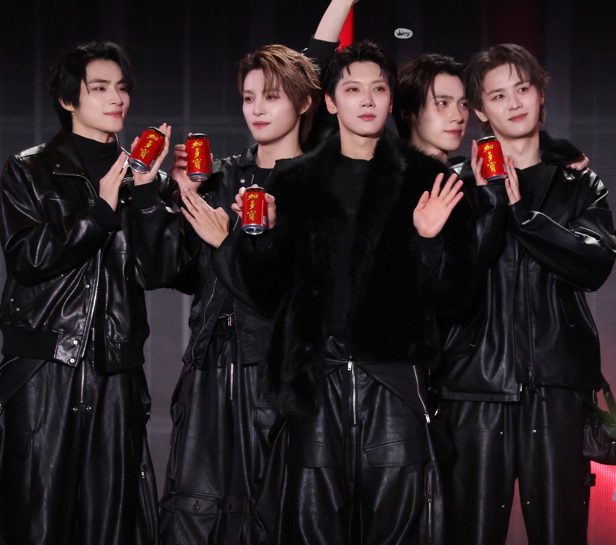 pretz986666956's tweet image. 중국의 대놓고 스폰서십 아직도 적응 안돼서 볼 때마다 웃음터짐