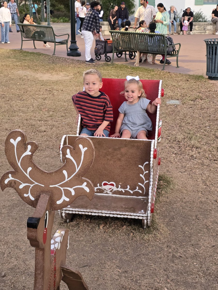 LouisValdez1's tweet image. I’m celebrating the Christmas weekend with my family in a small bungalow outside of Fredericksburg, Tx. #MerryChristmas2025 #FredericksburgTx