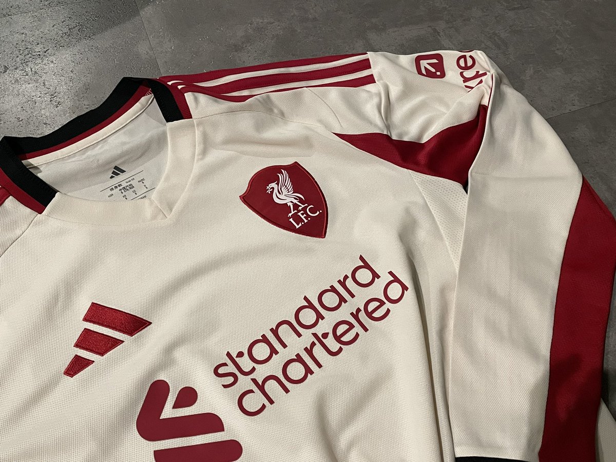 色合い良すぎてずっと欲しかったリヴァプールの2ndユニ再販されててつい買ってしまった〜マリノスも長袖ユニ出てくれよな〜〜