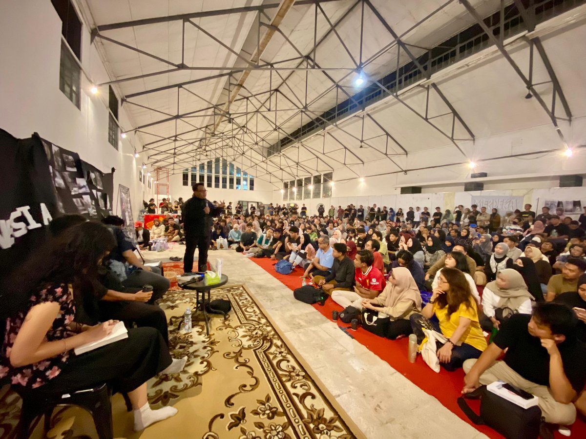 Dandhy_Laksono's tweet image. Bedah buku "Reset Indonesia" di Pos Bloc, Surabaya.

Salut untuk panitia yang ditekan kanan-kiri, tapi tabrak terus dan gaspol.