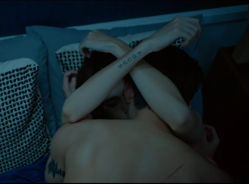lwtguitars's tweet image. the scar , the tattoos, the scene AHHHH THIS IS SO BEAUTIFUL 
#MeAndTheeSeriesEP7