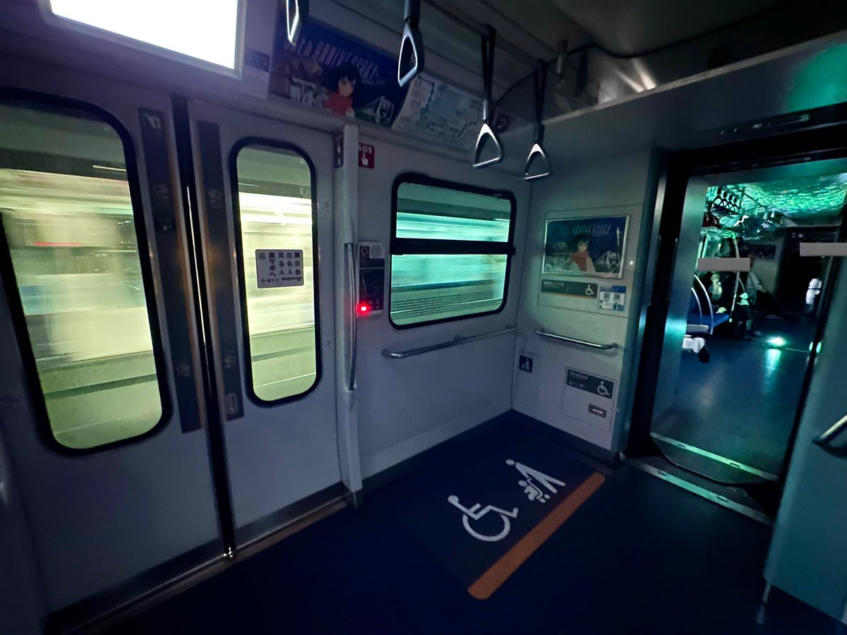 ayaminakazawa's tweet image. ゆりかもめ夜景観賞特別列車に乗ってきました！
車内が消灯されて、東京湾の夜景を窓いっぱいに眺められました