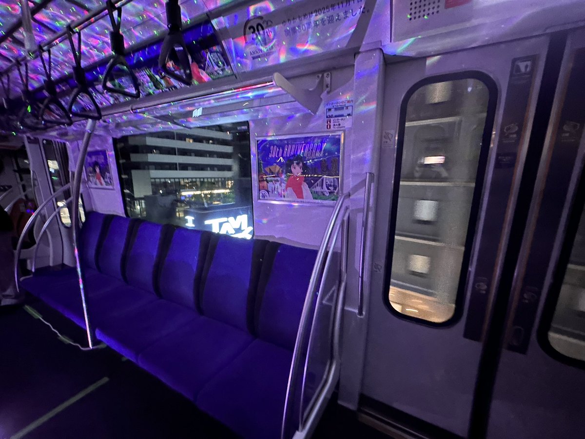 ayaminakazawa's tweet image. ゆりかもめ夜景観賞特別列車に乗ってきました！
車内が消灯されて、東京湾の夜景を窓いっぱいに眺められました