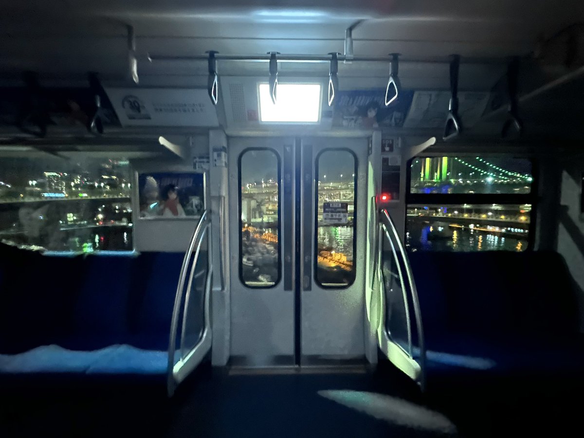 ayaminakazawa's tweet image. ゆりかもめ夜景観賞特別列車に乗ってきました！
車内が消灯されて、東京湾の夜景を窓いっぱいに眺められました