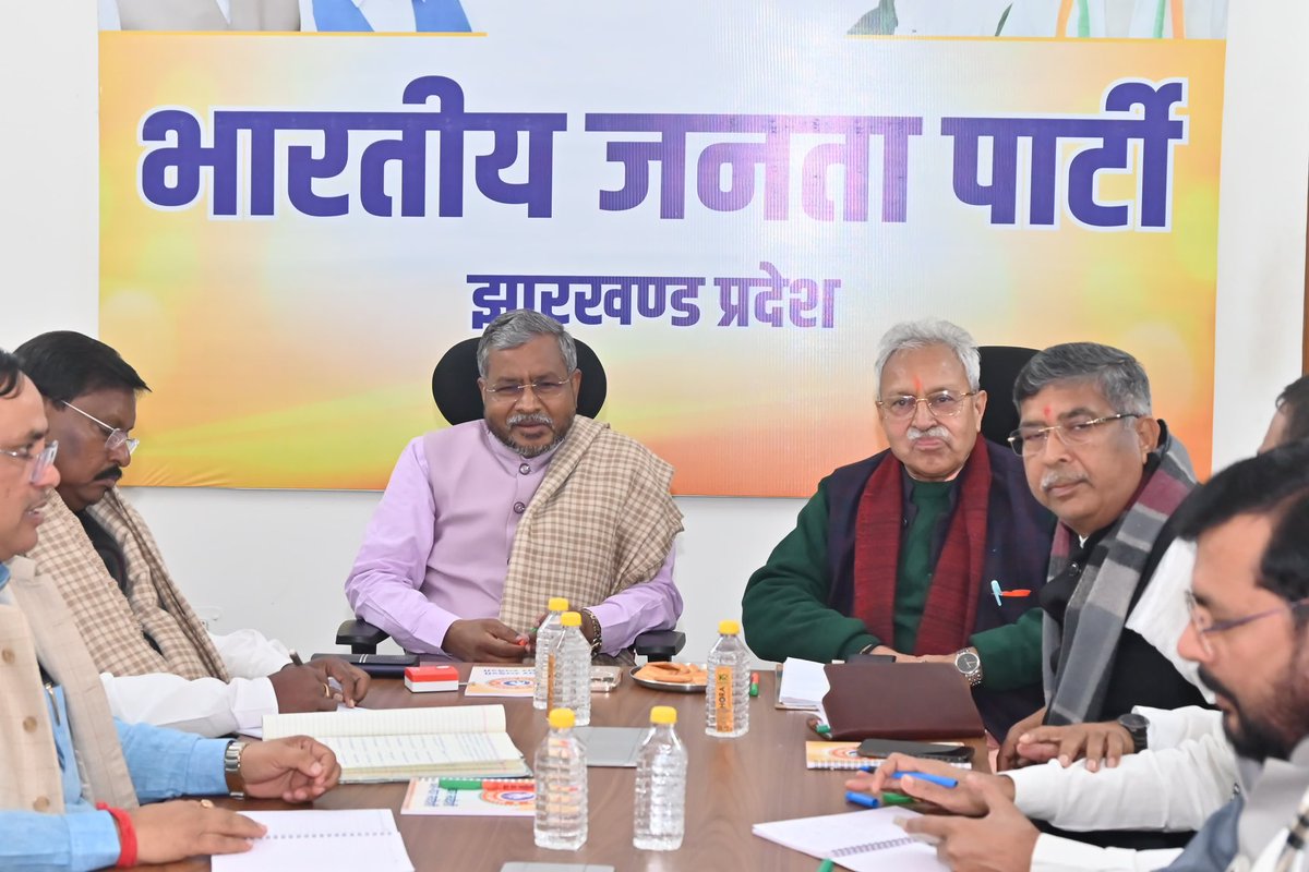 AdityaPdSahu's tweet photo. आज भाजपा प्रदेश कार्यालय में प्रदेश अध्यक्ष  आदरणीय श्री @yourBabulal जी की अध्यक्षता तथा प्रदेश प्रभारी आदरणीय श्री @LKBajpaiBJP जी की गरिमामयी उपस्थिति में आयोजित #प्रदेश_कोर_कमेटी की महत्वपूर्ण बैठक में संगठन महामंत्री आदरणीय श्री @bjpkarmveer जी के साथ शामिल हुआ।

@blsanthosh https://t.co/AIzFI8te6N