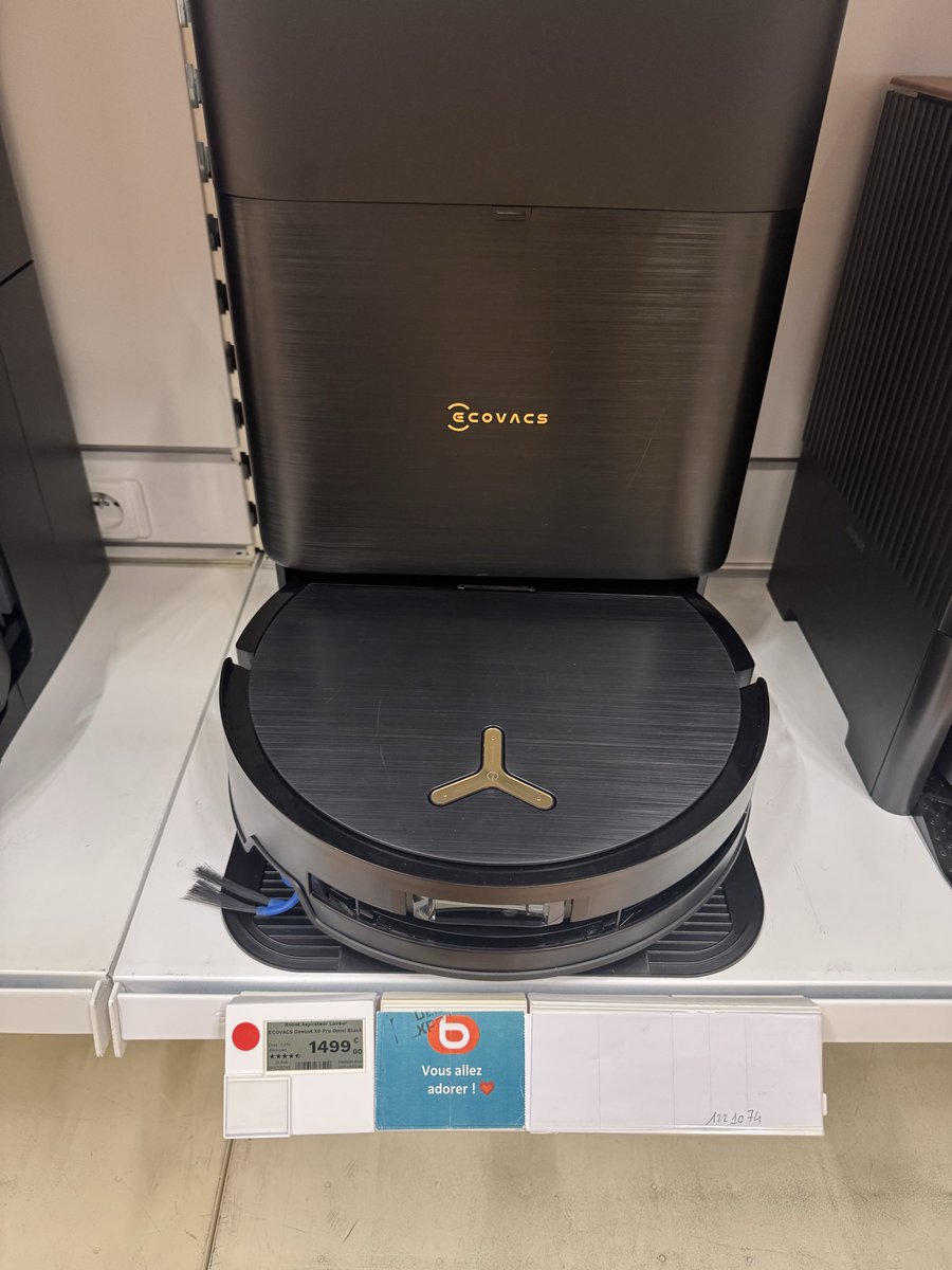 CornuDim's tweet image. Photos prises à une semaine d’intervalle et sans montage. 
Même produit, même magasin mais plus le même prix…. 
L’art du foutage de gueule ou de l’arnaque publiquement affiché @ecovacsrobotics 🙄
Bravo @boulanger 👏🏼
#Ecovacs #Boulanger