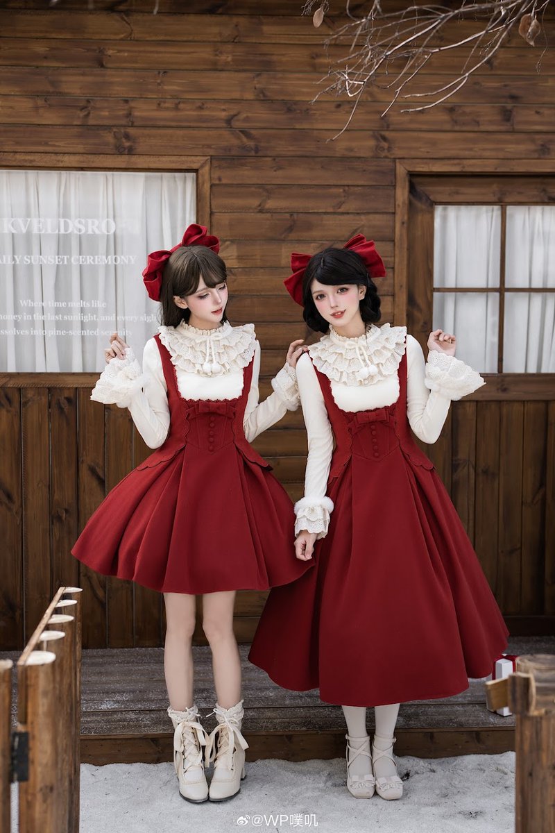 雪国に凛と咲く紅い薔薇をイメージした、明媚で上品なジャンパー