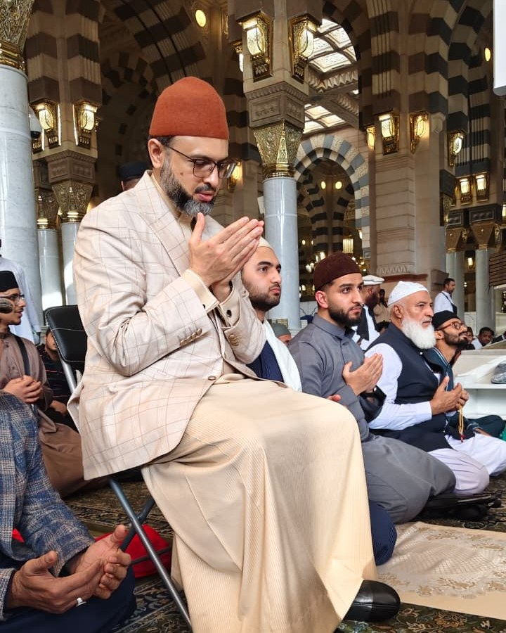 مدینہ منورہ: چیئرمین سپریم کونسل، منہاج القرآن انٹرنیشنل پروفیسر ڈاکٹر حسن محی الدین قادری  مسجد نبوی شریف میں تلاوتِ کلامِ مجید فرما رہے ہیں۔

#Medina #Islam #Quran #DrHassanQadri #DrQadri #MinhajulQuran