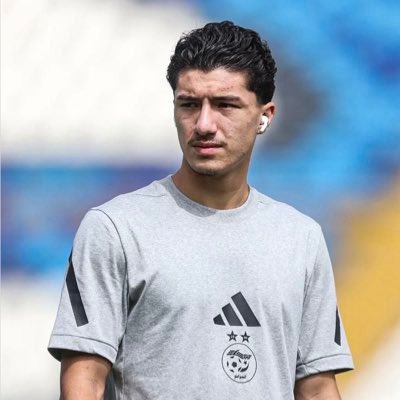 🚨 2 recrues en provenance de <a href="/RParseille/">Olympique de Parseile</a> !

<a href="/PEDR8NHOFCB/">𝐏𝐄𝐃𝐑𝐈𝐍𝐇𝐎</a> et <a href="/BjjLamar/">Dafuria 🇧🇷</a> nous rejoignent contre 45 millions.

Parseille dispose de 5% à la revente sur Pedrinho

Et une clause de rachat de 100 millions pour Lamar.

Bienvenue ! 💙🤍