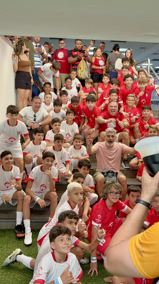 A criançada naquele momento final, antes da entrada em campo!

Será que temos aí alguém que fará a alegria de milhões no futuro?