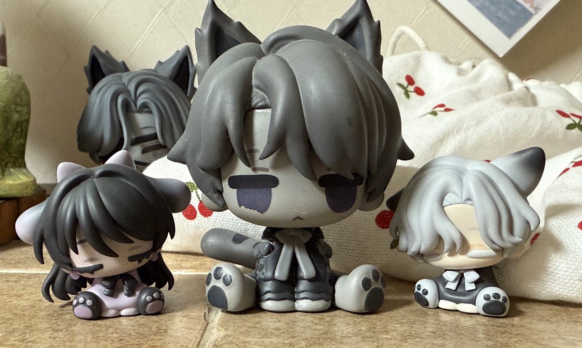 이정도…?(크기비교 특별출연 계속 떨어뜨려서 누더기가된 앉은 고정틀 아이…)