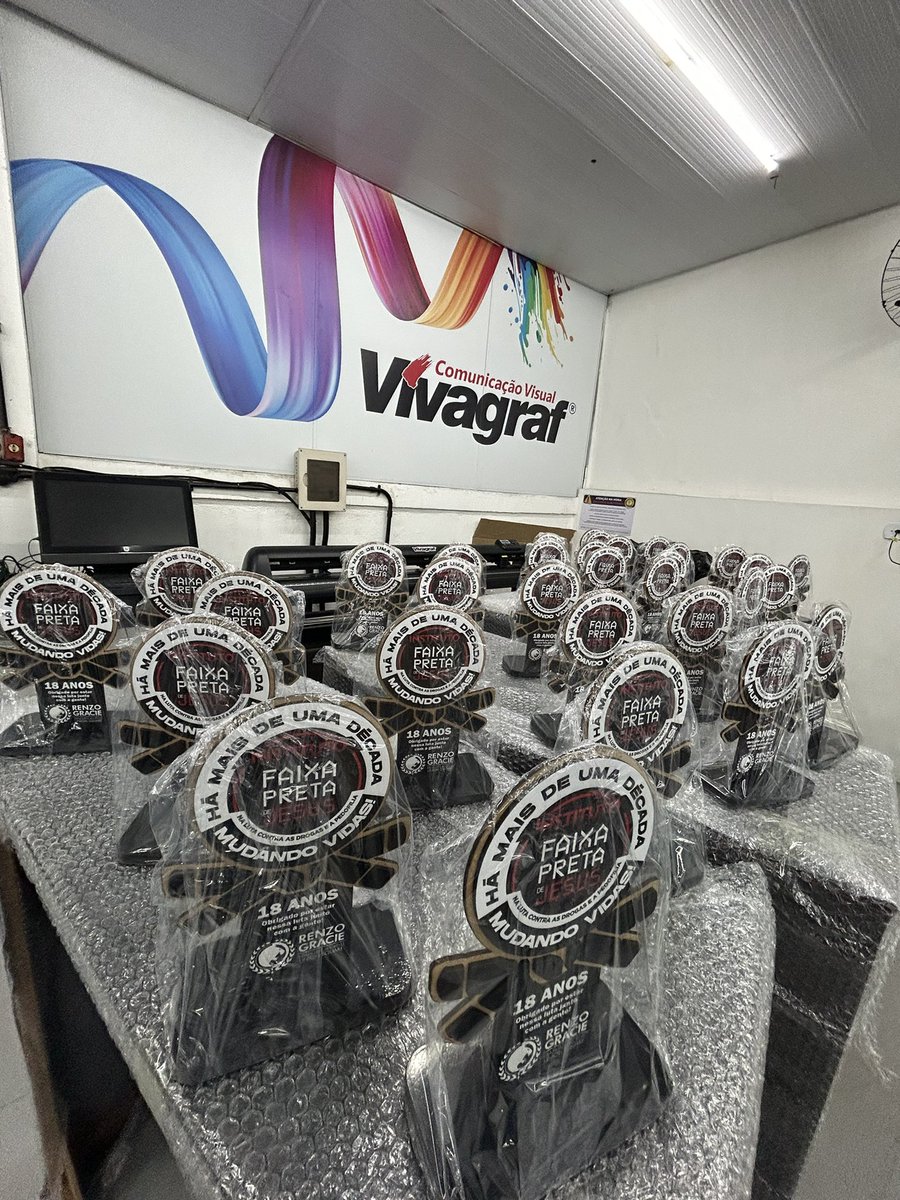 FAIXAPRETADEJES's tweet photo. Segundo o troféu Renzo Gracie @RenzoGracieBJJ https://t.co/yCgTLX33KG