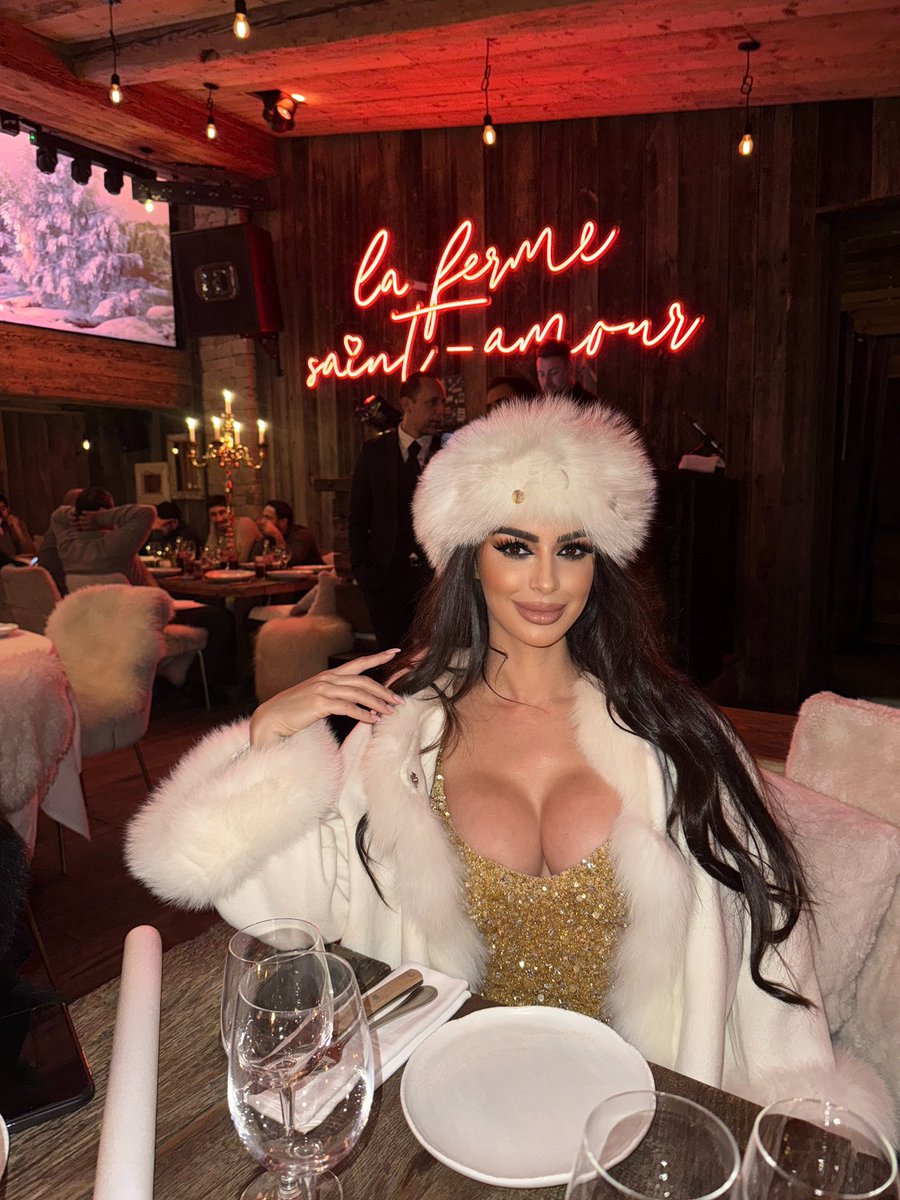 Happy Holidays from #Courcheval ❄️ 🎿