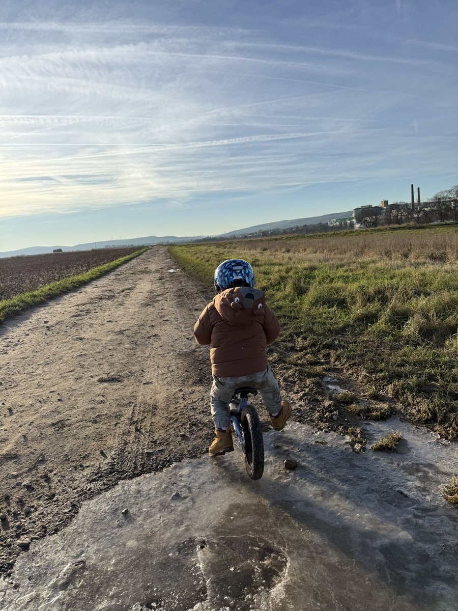 عسل مادر 😻
۱۵۴۶۳۷۴۸۵۰ بار از روی آب های یخ شده رد شد و خندید و کیف کرد.