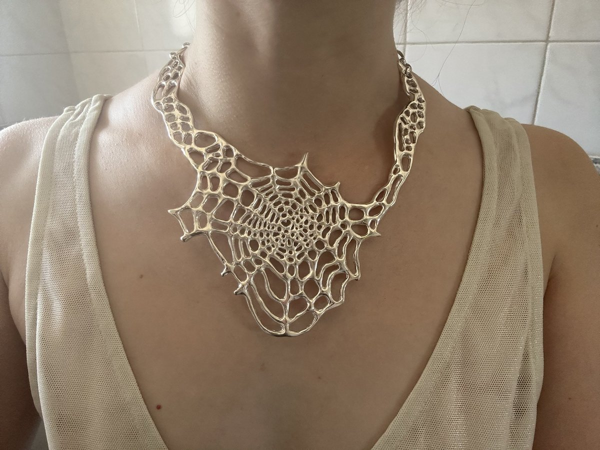 Yo con mi estúpido hobby de fundir en plata con 130 gramos colgados del cuello y 10 kilos de plata metidos en el orto  📈