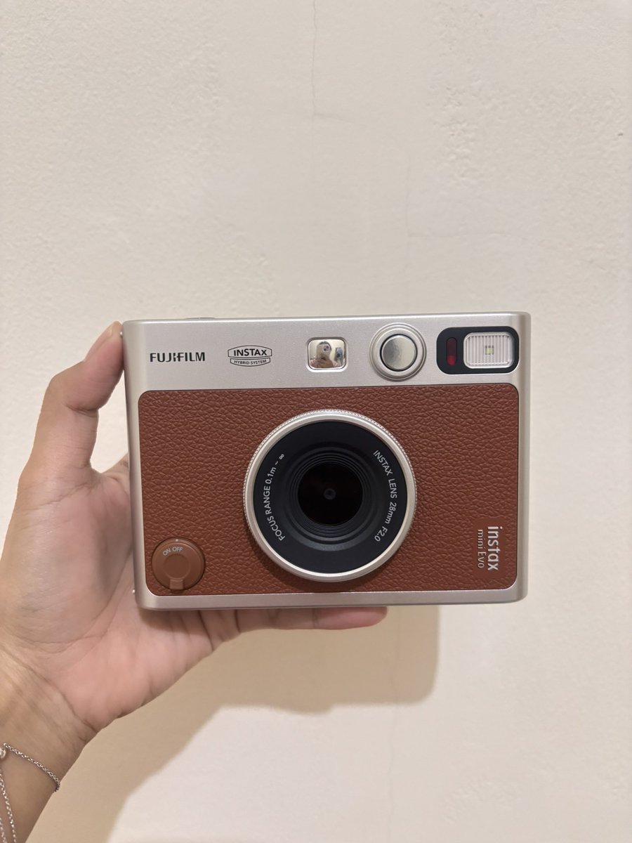 aeonvs_'s tweet photo. Di jual kamera fuji film instax mini evo 
- body mulus
- udh dipasang anti gores di layar
- pemakaian jarang, dulu beli karna fomo ajaa
- tombol masih berfungsi
- lensa aman, zoom aman 
- dom jaksel 
- harga 2.8juta, bonus tas dan kertas polaroid

wts wtb instax mini evo https://t.co/Km8BQ7UUvO