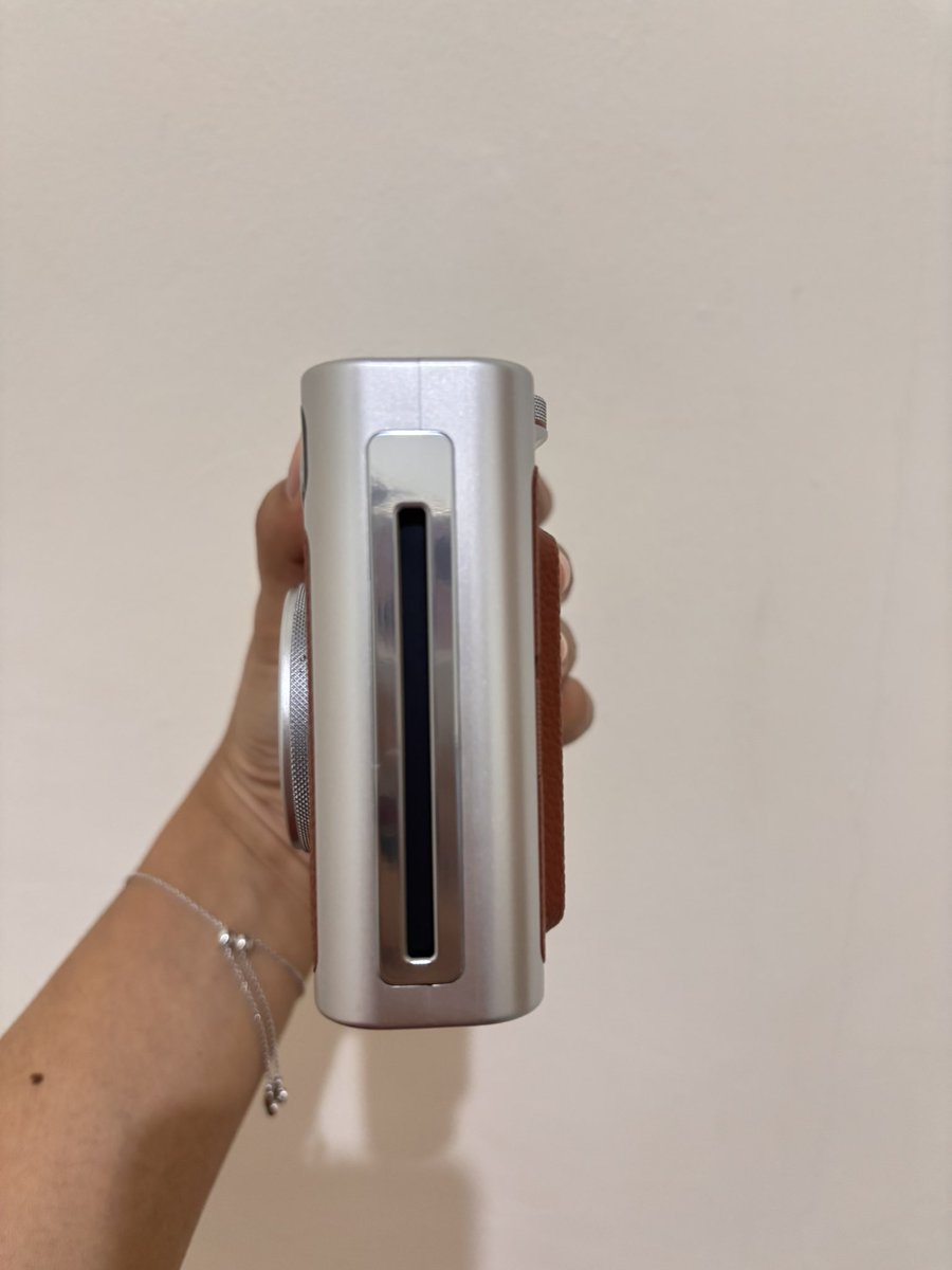 aeonvs_'s tweet photo. Di jual kamera fuji film instax mini evo 
- body mulus
- udh dipasang anti gores di layar
- pemakaian jarang, dulu beli karna fomo ajaa
- tombol masih berfungsi
- lensa aman, zoom aman 
- dom jaksel 
- harga 2.8juta, bonus tas dan kertas polaroid

wts wtb instax mini evo https://t.co/Km8BQ7UUvO