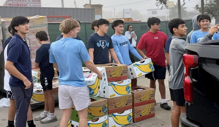 MaryCarrollHigh's tweet image. Heart &amp;gt; Hustle &amp;gt; Hits. 🐅⚾️

Carroll Baseball serving the community with CCPD &amp;amp; Christmas Angels. 💙🎄

#CarrollBaseball #TigerPride #SeasonOfGiving #TPND