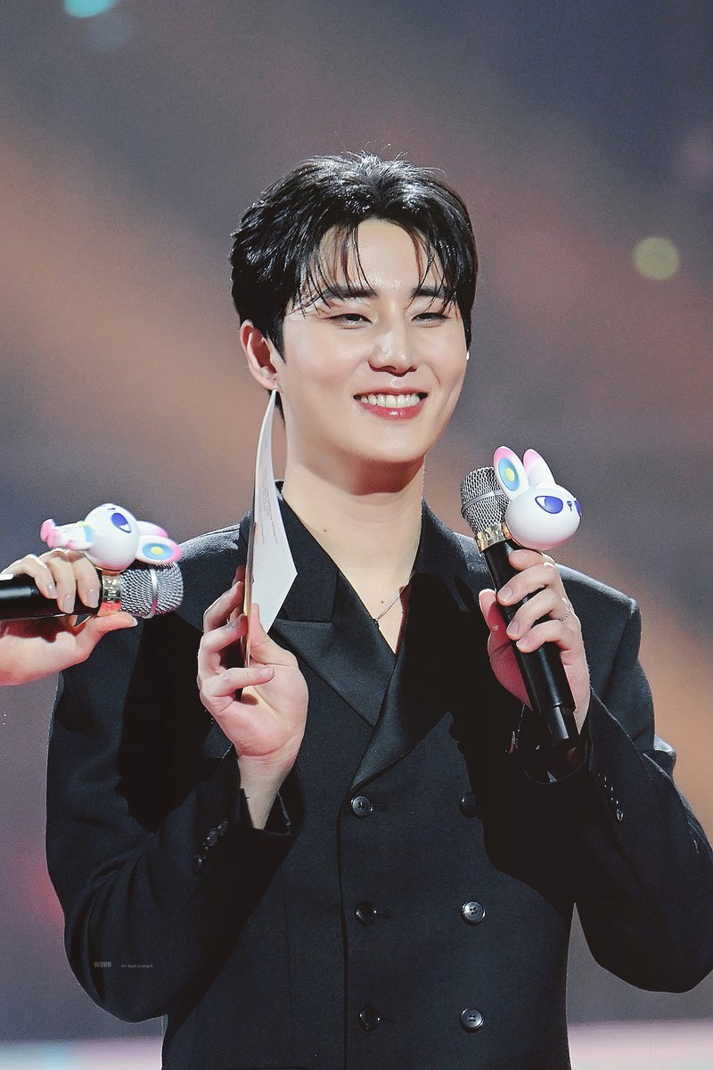 waveto_6's tweet image. 251225 최고의 MC ᓀ .̫ᓂ🤍🖤 #DAY6 #데이식스 #YOUNGK #영케이