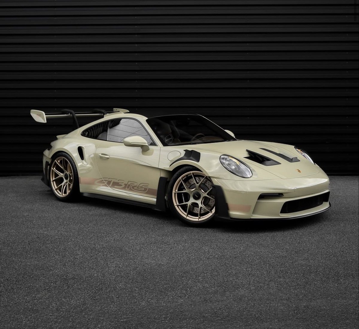 PorscheCIub's tweet photo. Paint-to-Sample Stone Grey 992 GT3 RS https://t.co/aChZalz28g