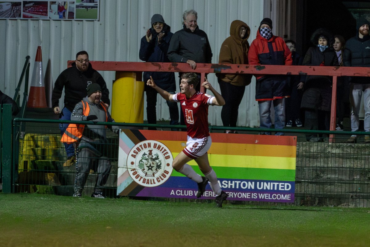 AshtonUnitedFC's tweet photo. 𝙃𝘼𝙉𝘿𝙎 𝙐𝙋 𝙄𝙁 𝙔𝙊𝙐'𝙑𝙀 𝙎𝘾𝙊𝙍𝙀𝘿 𝙔𝙊𝙐𝙍 𝙁𝙄𝙍𝙎𝙏 𝙍𝙊𝘽𝙄𝙉𝙎 𝙂𝙊𝘼𝙇 𝙊𝙉 𝘿𝙀𝙍𝘽𝙔 𝘿𝘼𝙔

📸 Aidan Hunter

#aufc #RobinsRevolution https://t.co/JX0pdWQWdq