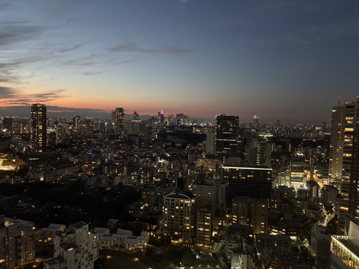 第九３日目終演。
拍手喝采も鳴り止まない盛り上がりは嬉しい限り☺️

各回結構違う音楽になった気がしますが、ソリストの方々は本当に安定の歌唱‼️合唱も👍
ゲッツェルさんが実に楽しそうに振っていらしたのが印象的な今年の第九でした😄

終演後は納会🍷
会場からの見えた景色が美しかった🥰

#都響