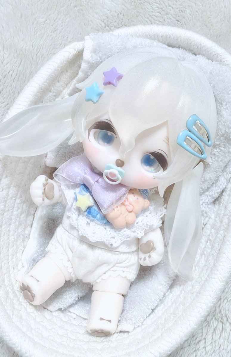 普段は色移り防止の真っ白赤ちゃんおべべでカゴに寝てる