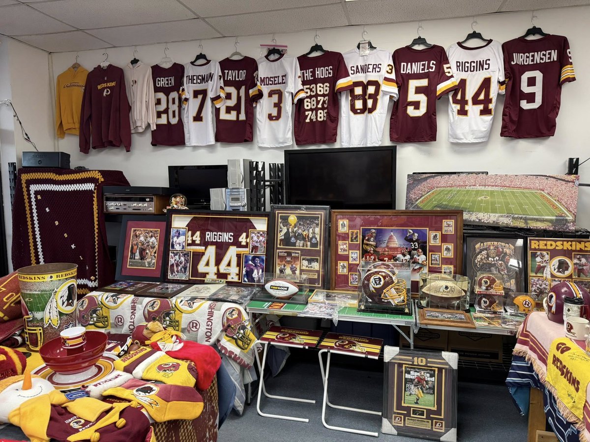 markselectronic's tweet image. After Christmas Sale Today 12-4pm 22741 three notch rd. California, Maryland 20619. Purchase $100 or more and take home one of these 8x10" Autographed photos FREE!!!!!!!