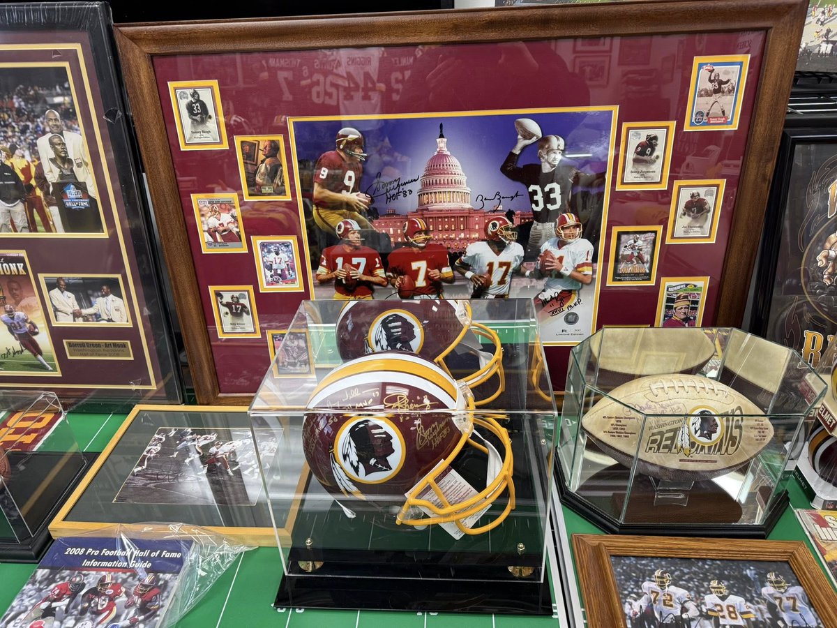 markselectronic's tweet image. After Christmas Sale Today 12-4pm 22741 three notch rd. California, Maryland 20619. Purchase $100 or more and take home one of these 8x10" Autographed photos FREE!!!!!!!