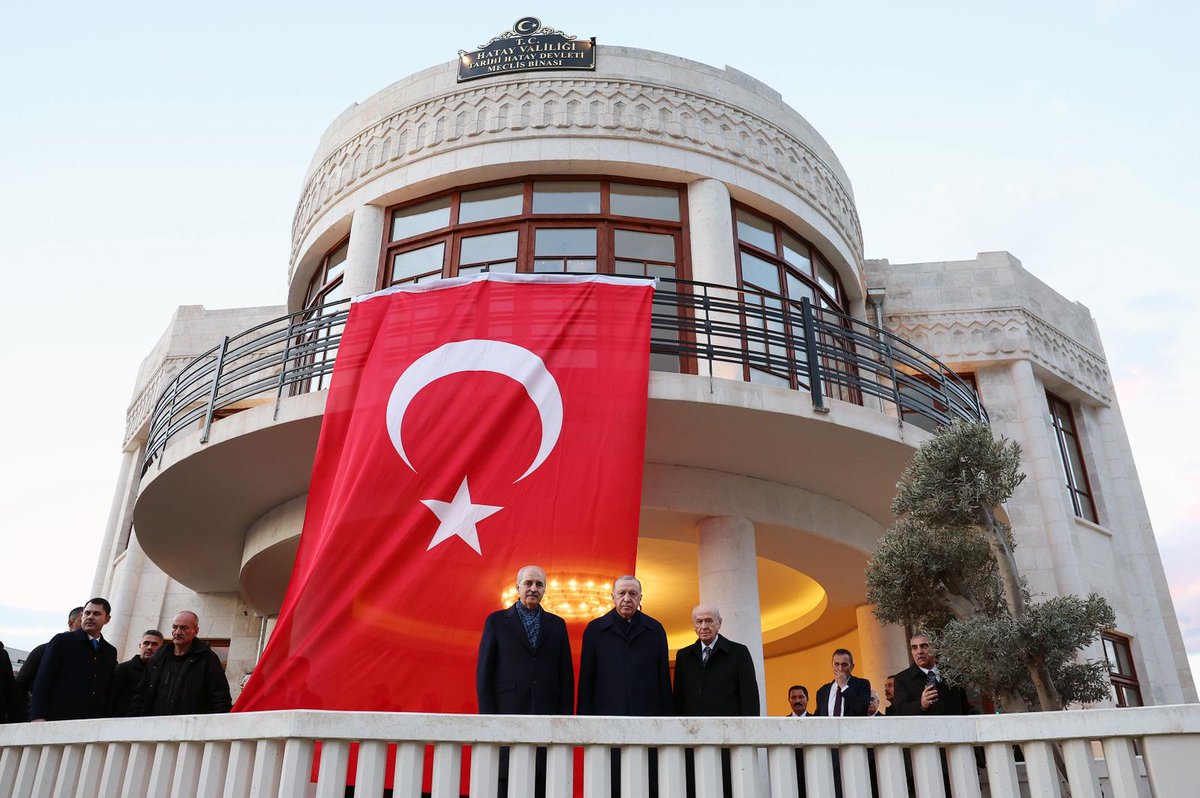 Akparti's tweet photo. Cumhurbaşkanımız Sayın Recep Tayyip Erdoğan, Tarihi Hatay Devleti Meclis Binasını ziyaret etti. https://t.co/eUhmkkUbZ7