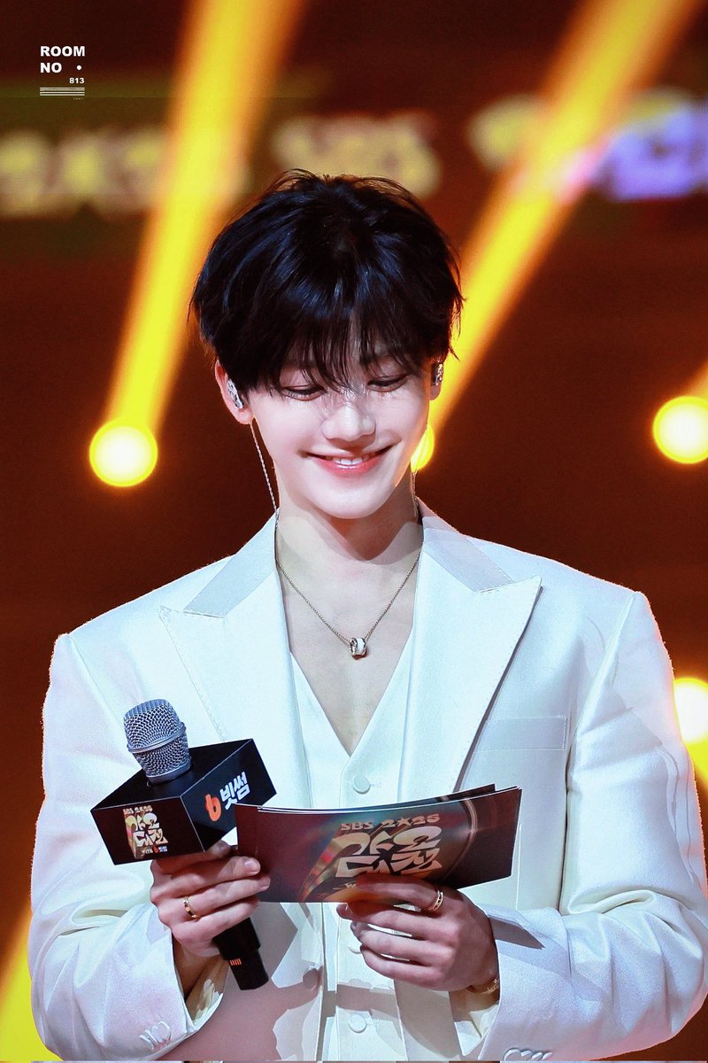 WlIIBU's tweet image. ⠀

Gamaniel menanti tiap padanan yang terucap dari sang dara yang tengah melakukan penutupan seluruh rangkaian penghargaan. Dan ketika kalimat itu telah sampai pada akhir, Gamaniel pun mengangkat kepalanya, bersama dengan mikrofon yang mendekati birai. Senyum terulas ramah.

⠀