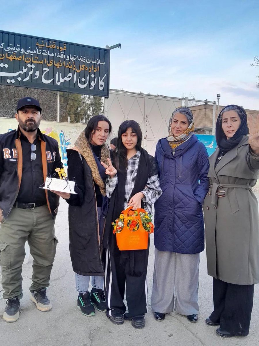 شیر دختر ایران #بیتا_شفیعی با قید وثیقه چهار میلیاردی آزاد شد.
صدای #زندانیان_سیاسی_واقعی باشیم
#مریم_عباسی_نیکو