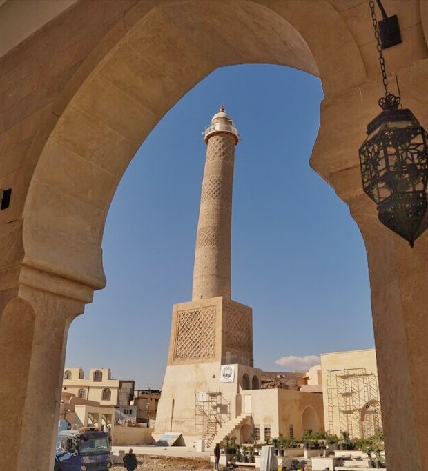 1172 yılında Selçuklu hükümdarı Nureddin tarafından inşa ettirilen Nuri Camii minaresi, 14. yüzyılda belirgin şekilde eğilmeye başlamış ve Arapça kambur anlamına gelen "Al-Hadba" adı verilmiştir. IŞİD İşgalinde havaya uçurulan minare UNESCO tarafından yeniden ayağa kaldırıldı...