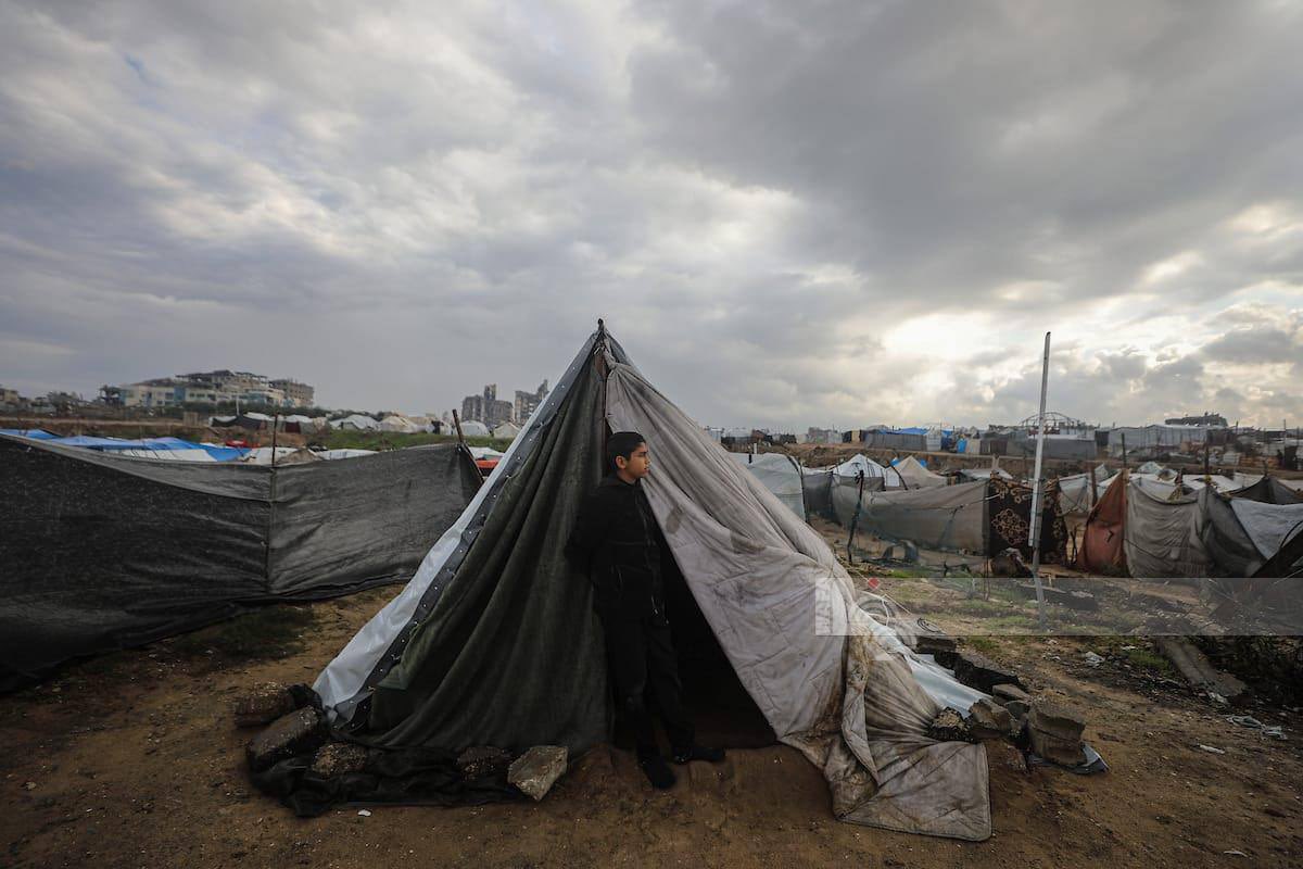 The suffering of displaced people is worsening with the arrival of a low-pressure system in Al-Shati refugee camp, west of Gaza City.