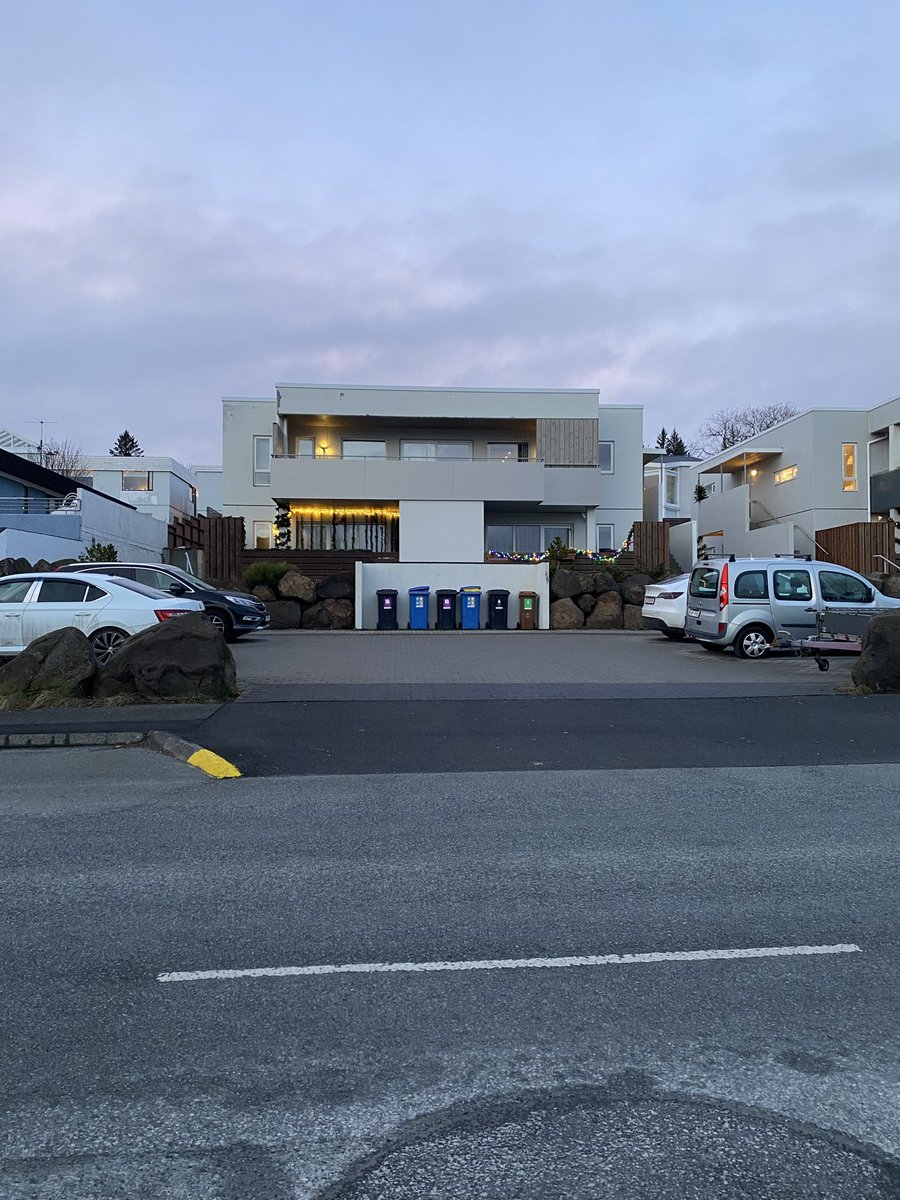 5 ára háskólanám til að teikna þetta hús með ruslatunnur í forgrunni sem hluti af framhlið og aðkomu hússins. Sex bílastæði frekar en grænn garður sem snýr til suðurs á skjólsælasta svæði bæjarins. Frekar lýsandi, þetta hús er rusl.