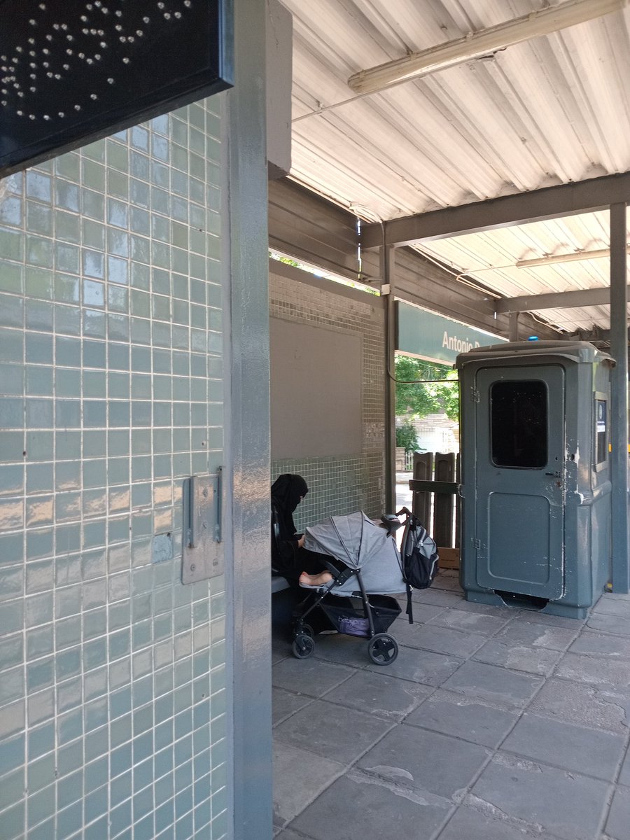 Estación Devoto, CABA. Tren Urquiza. Musulmana con carrito de bebe. Así empezo Europa/Australia/UK. Hoy en Argentina. Si nuestros políticos miran a un costado, no tenemos salvación: SE MULTIPLICAN EN POCO TIEMPO. ¿Quién les da documentos?
RT o se pierde Argentina.