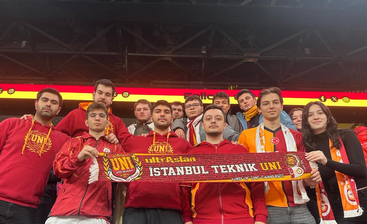 Sen salonda parkede, biz burada tribünde engel yok bize!

Bugün Galatasarayımızı Trabzonspor Karşılaşmasında Yalnız Bırakmadık.

#ultrAslanUNI