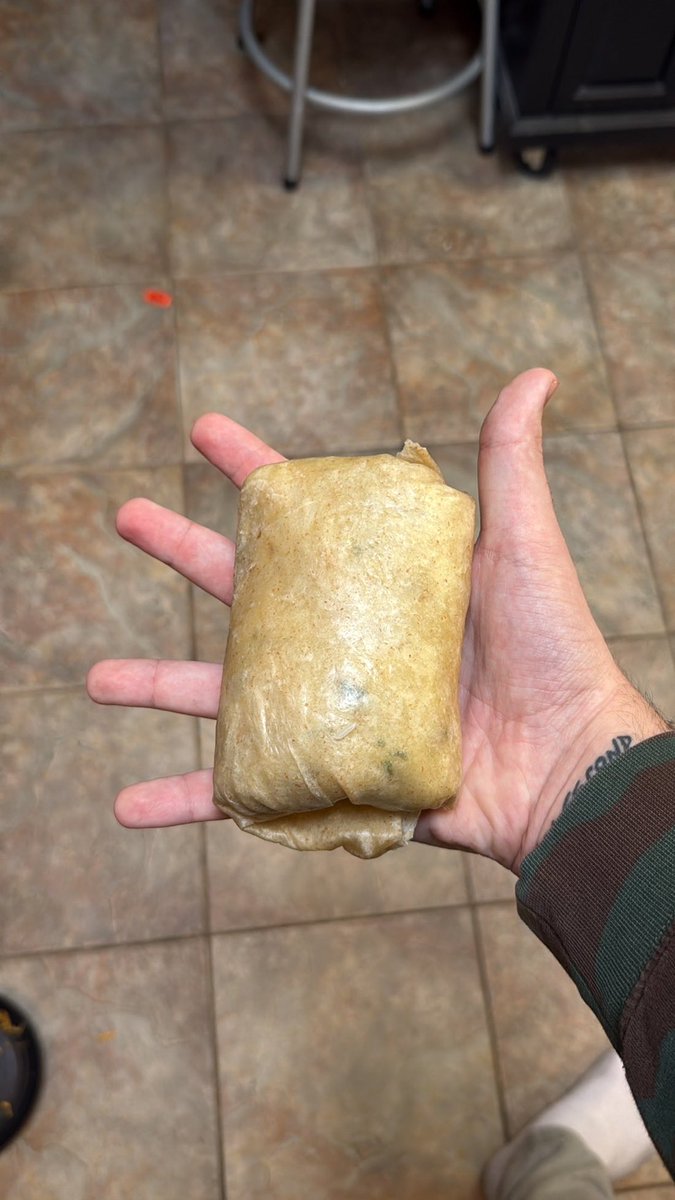 AtlantisBuilds's tweet photo. @ChipotleTweets this gotta be the saddest looking burrito https://t.co/750iggfpIG