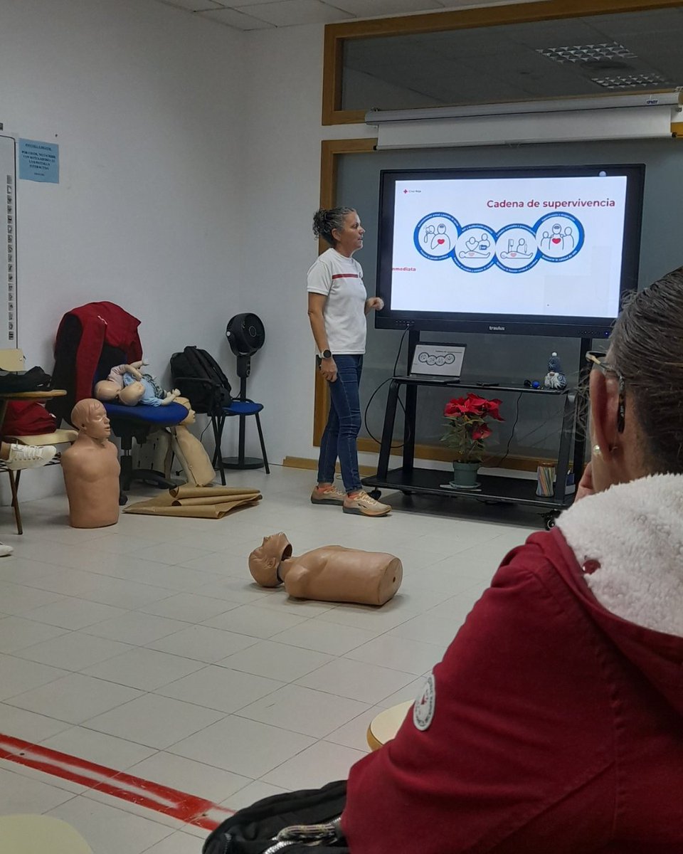 eccaedu's tweet photo. 🚑 Saber actuar en una emergencia marca la diferencia. En #ecca.edu #Fuerteventura acogimos un taller de Primeros Auxilios junto a Silvia Tovar, de @CruzRojaEsp @CruzRojaLP, donde aprendimos a mantener la calma y reaccionar en situaciones críticas.
🤝 ¡Gracias! #TuFuturoatuRitmo https://t.co/EQdmL3Af99