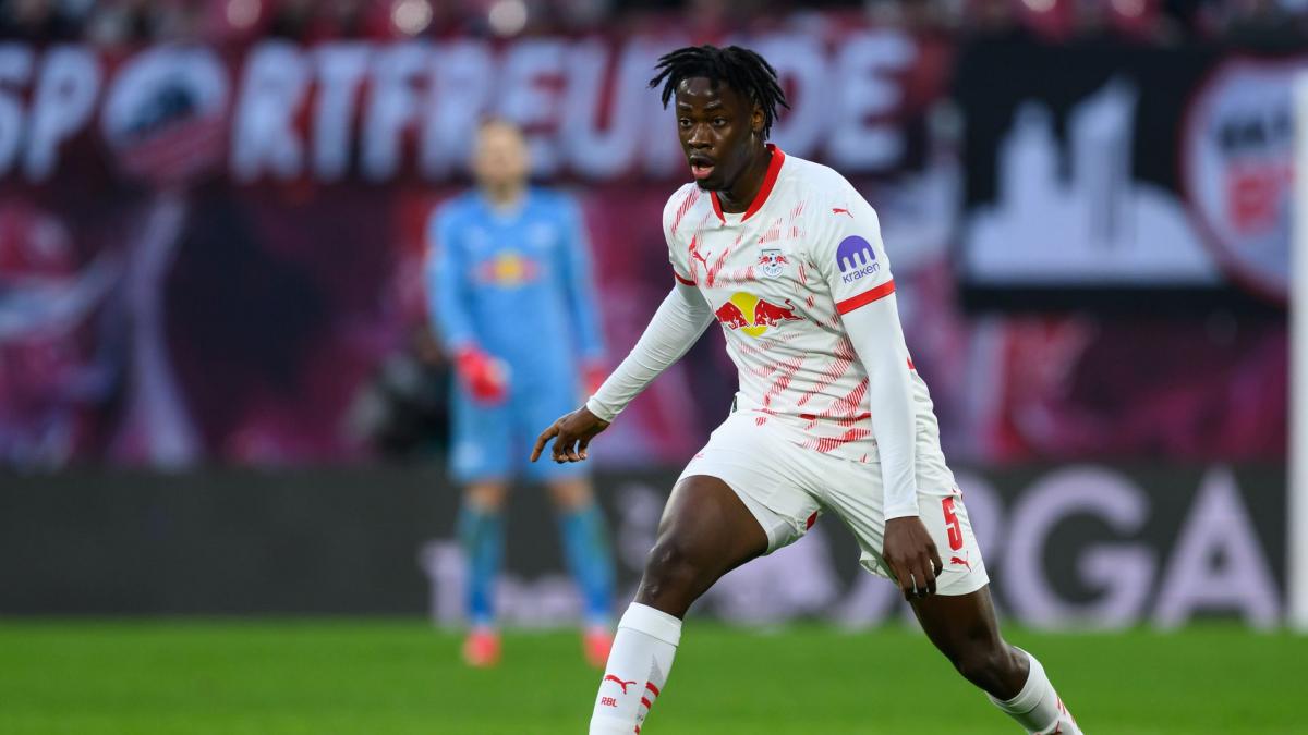 walchavito's tweet image. 🚨 Jorge Mendes has offered to Barcelona, El Chadaille Bitshiabu 05' (196cm tall), one of the biggest gems in the LCB position on the market.

@ActualiteBarca