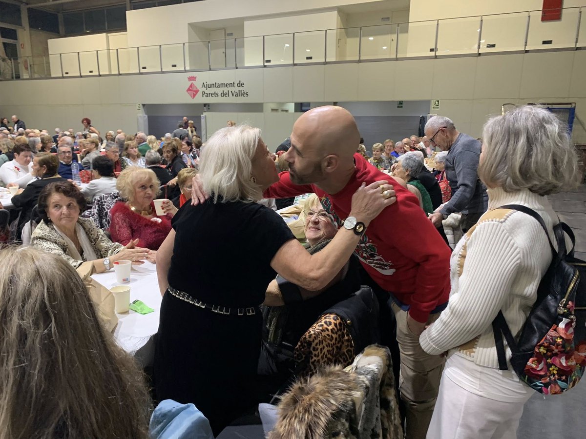 El temporal de pluja d'aquestes dies no ha impedit la celebració de la Festa de Nadal per a la gent gran al Pavelló de #Parets.

Aquest dissabte a la tarda hem gaudit del berenar i ball per a tothom, amb el grup Cafè Trio, en molt bona companyia.