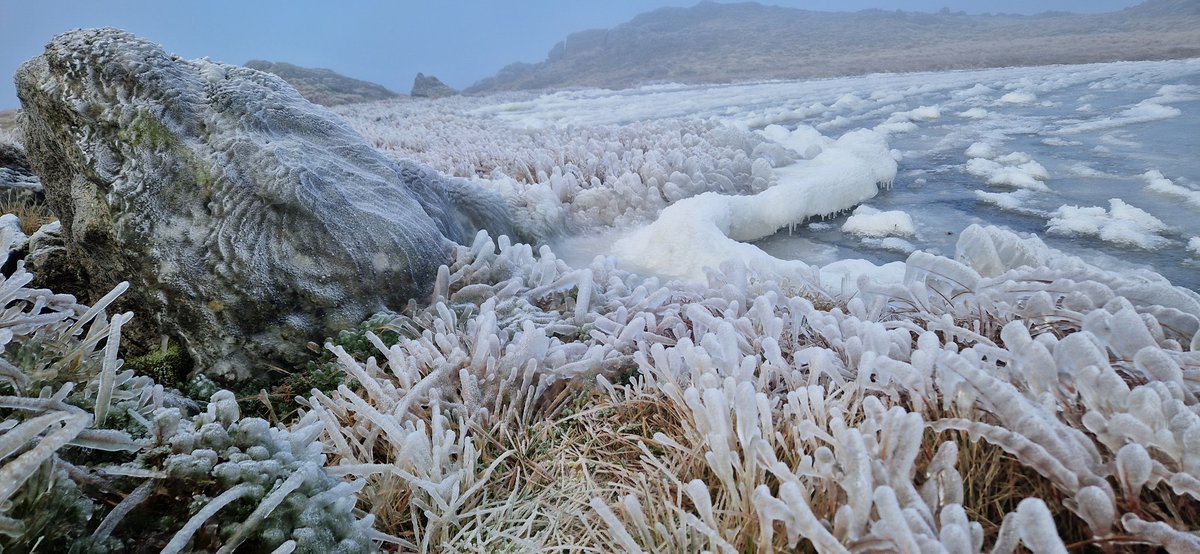 learoshi's tweet image. A nice walk today but rather cold at 2900 feet. #ice #lake