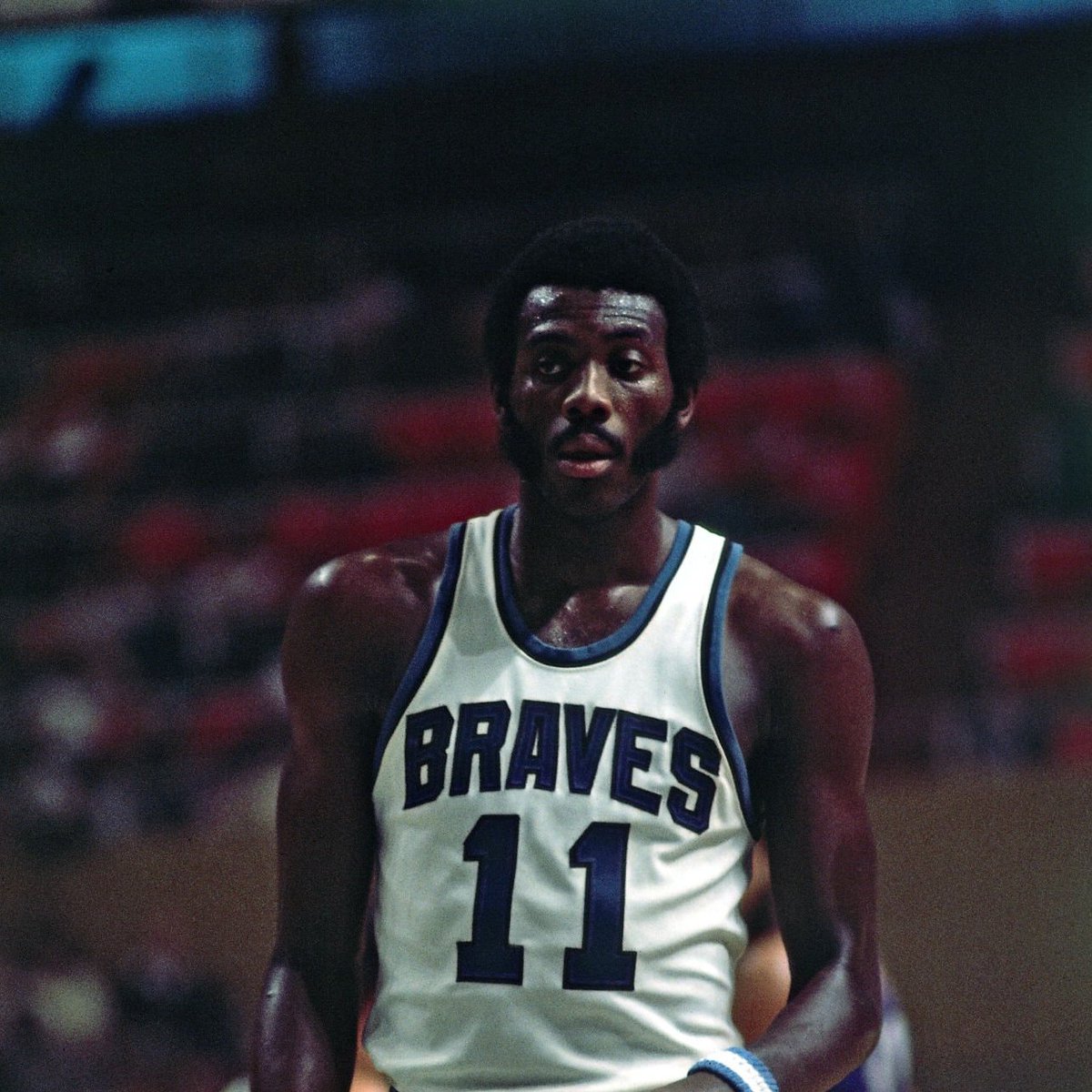 OnceDribble's tweet image. Bob McAdoo. Underrated historically.

'75 MVP.
Finished 2nd in '74 and '76.

Elite scorer, leading the league in PTS/G for 3 consecutive seasons (32.1 pts, 24.7 per 75). 

Solid rebounder (t10 in the league 5 times).

Simply had the misfortune of playing during Kareem's peak.