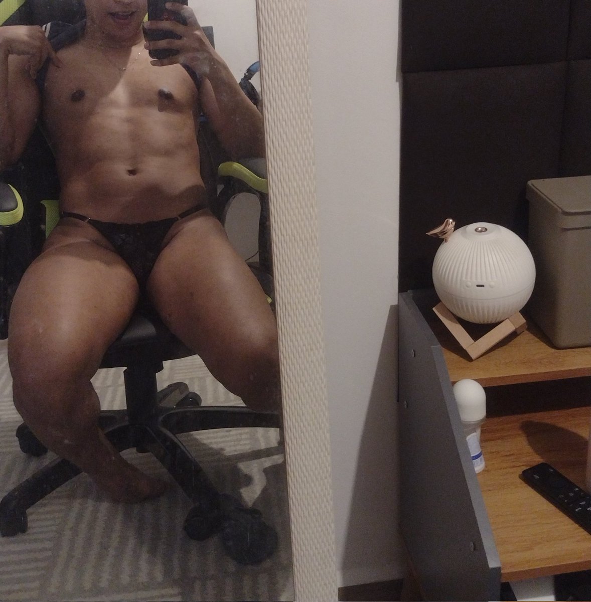 beijoass's tweet photo. De calcinha em casa, curte? https://t.co/oj6GnIgpdB